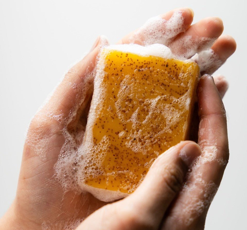 Savon au curcuma et à l’acide kojique - Éliminez 100% de vos taches sombres délicates et révélez une peau uniforme et lumineuse - BOUTIQUE SN
